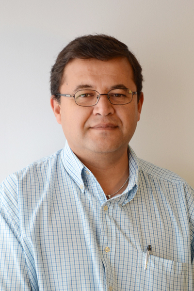 Dr.
                Ángel Leiva